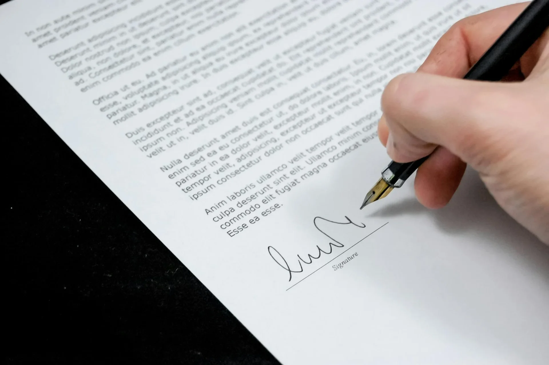 Professional cover letter template showing proper salutation alternatives when hiring manager name is unknown